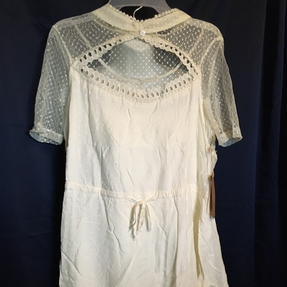 DRESS CREAM LACEY CUTE SIZE MEDIUM WEAR WITH TIGHT - Picture 2 of 4